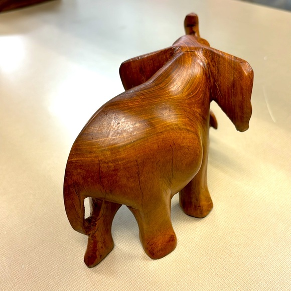 Elephant with baby-Hand Carved - Picture 6 of 11
